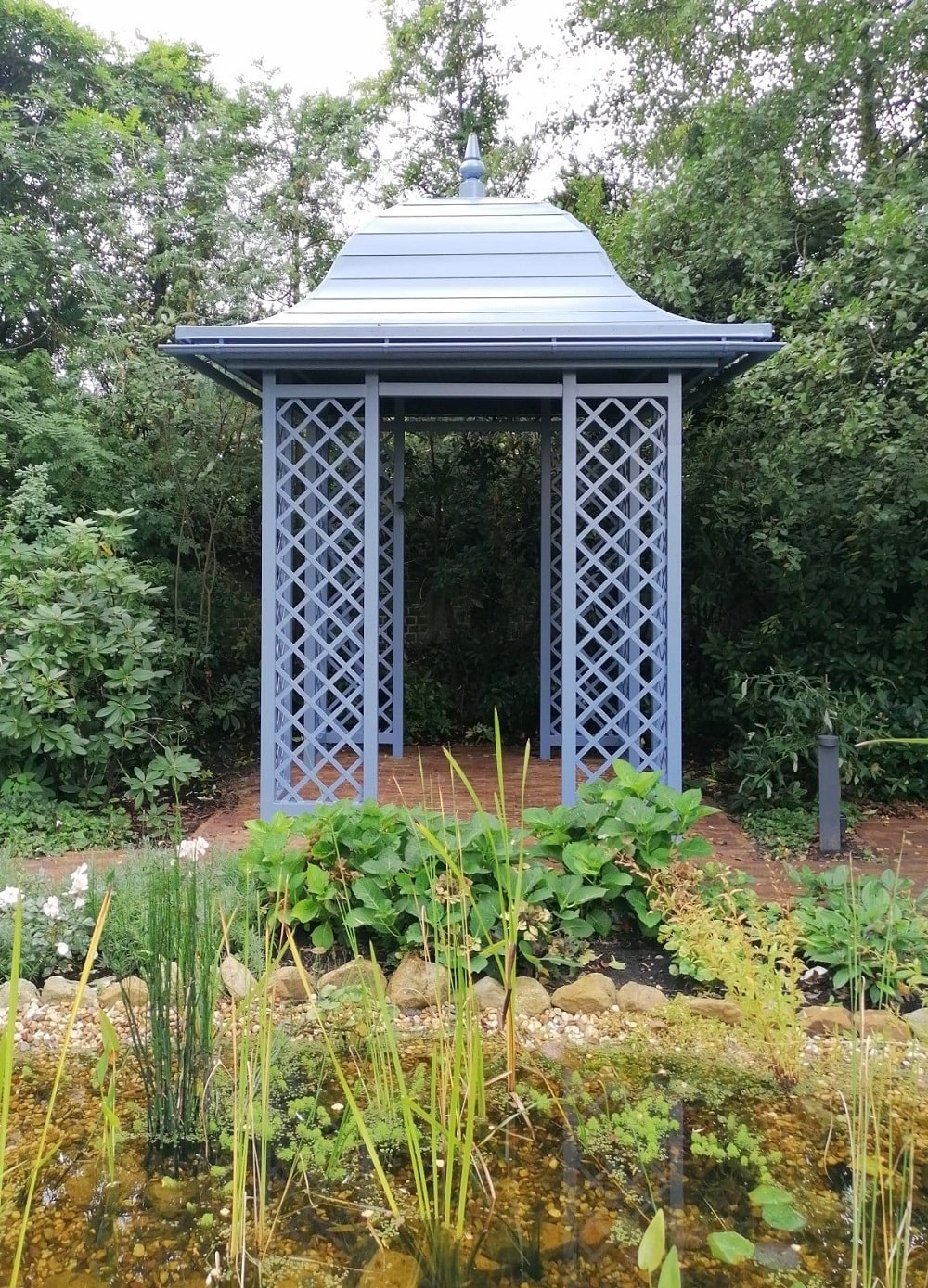 Gartenpavillon 'Wallingford' als Blickpunkt am Teich-min