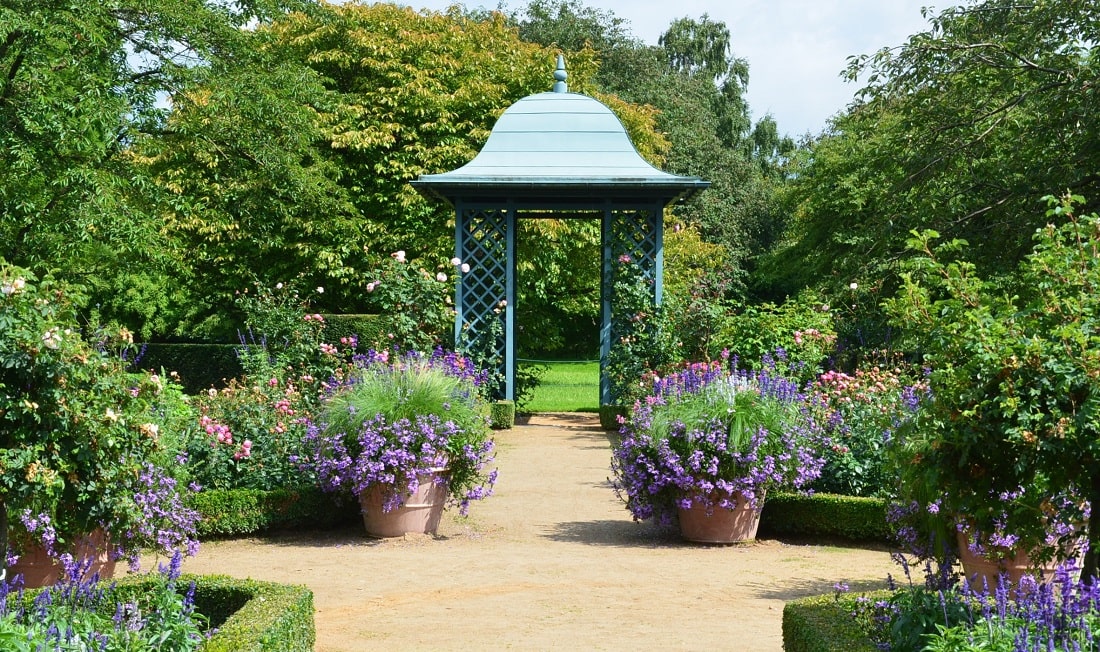 Gartenpavillon Wallingford im blauen Garten von Arboretum Ellerhoop-min