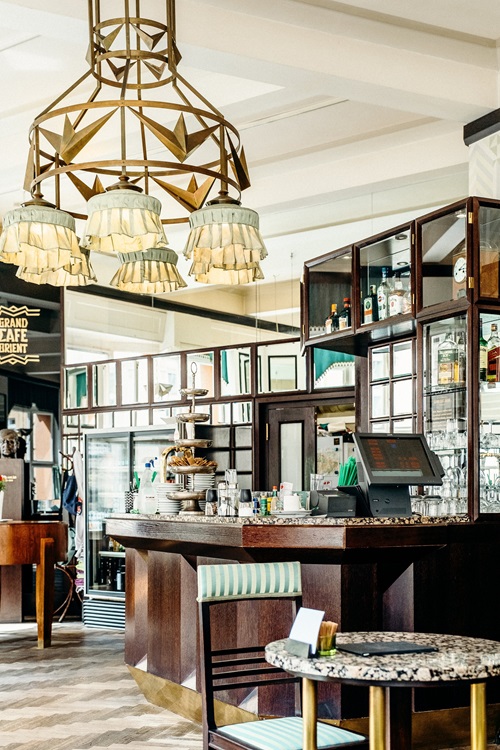 Grand Café Orient in Prag mit Kubismus-Leuchter