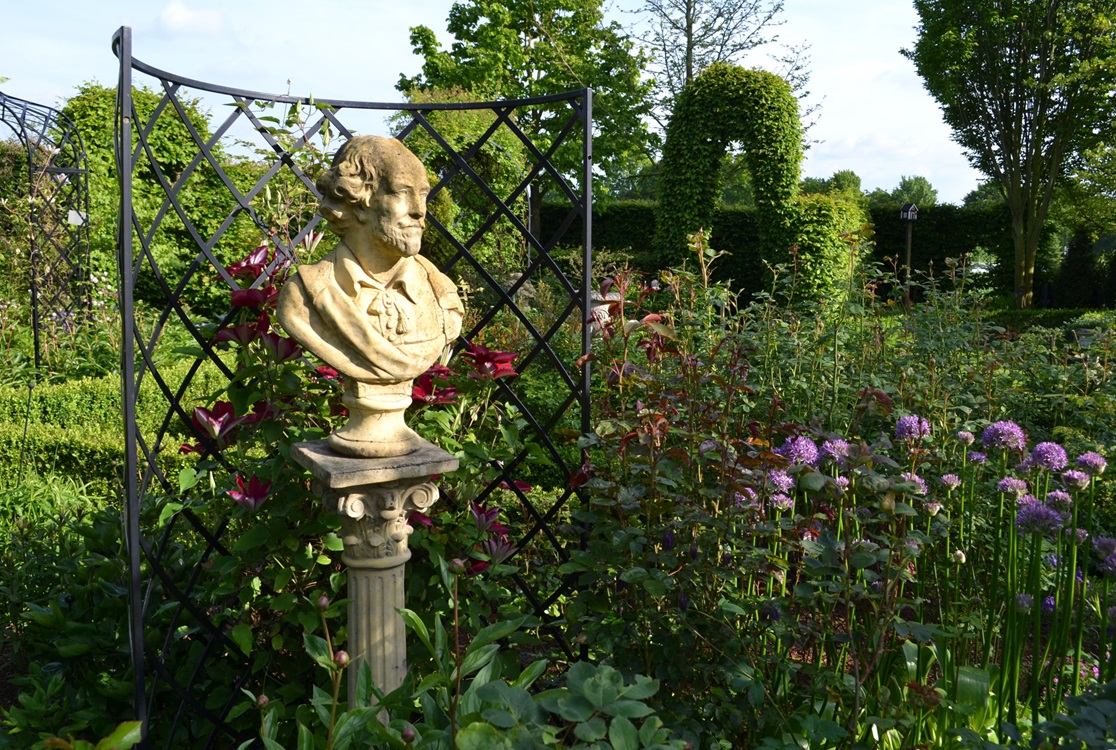 Halbrundes Rosengitter Exedra von Classic Garden Elements mit Clematis als Raumteiler im Garten