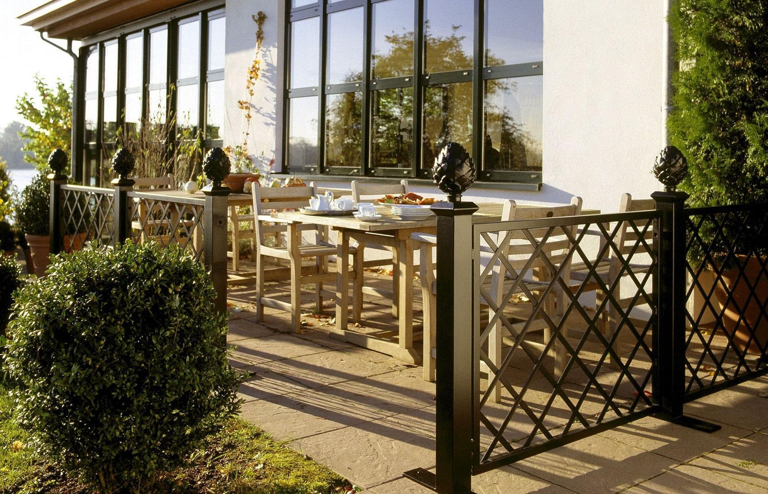 Kunstschmiede Zaun Straßencafé Terrasse mit Trenngitter Restaurant von Classic Garden Elements