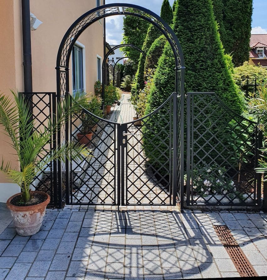 Metall Rosenbogen mit Tor in klassischen Toskana Garten