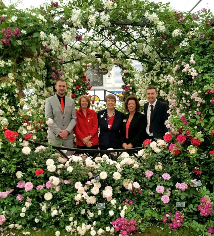Mitarbeiter von Peter Beales Roses beim Fototermin im Hochzeitspavillon Buscot Park von Classic Garden Elements