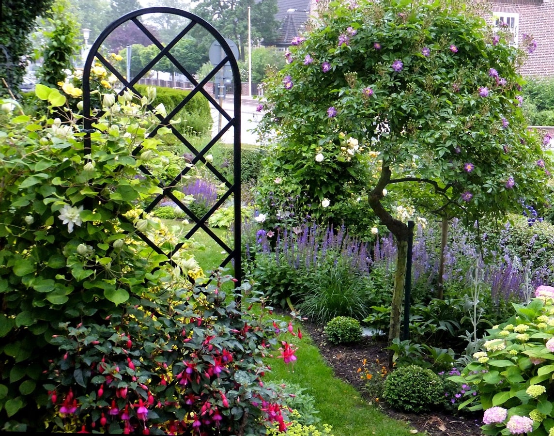 Rankhilfe aus Metall Beekman von Classic Garden Elements mit Clematis im Vorgarten