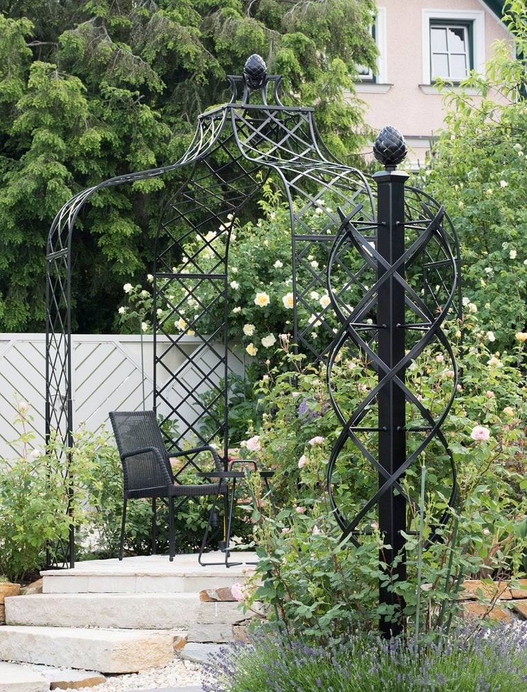 Rosenpavillon Kiftsgate auf der erhöhten Terrasse sowie Rosensäule Charleston von Classic Garden Elements