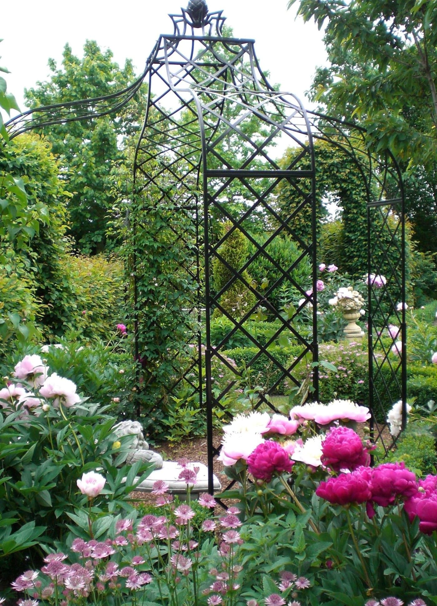 Rosenpavillon Kiftsgate im Garden of Roses Spenge