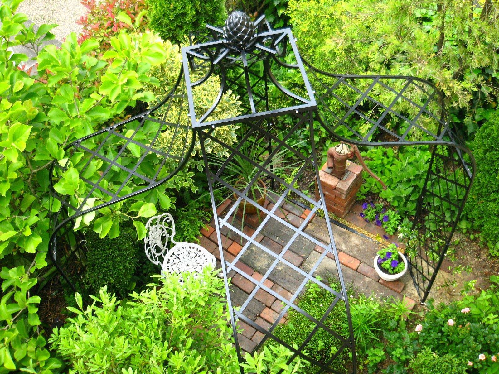 Rosenpavillon Kiftsgate in Japan aus Vogelperspektive-min