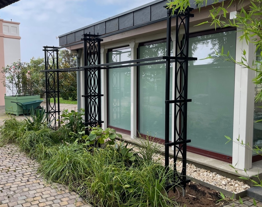 Eritellimusel valmistatud kolm omavahel ühendatud eraldiseisvat metallvõret Bostonist Classic Garden Elementilt kiivitaimede pergolaks Eritellimusel valmistatud kolm omavahel ühendatud eraldiseisvat metallvõret Bostonist Classic Garden Elementilt kiivitaimede pergolaks