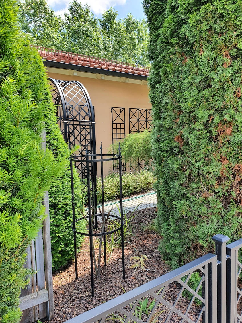 Toskana Garten mit Rankgittern aus Eisen