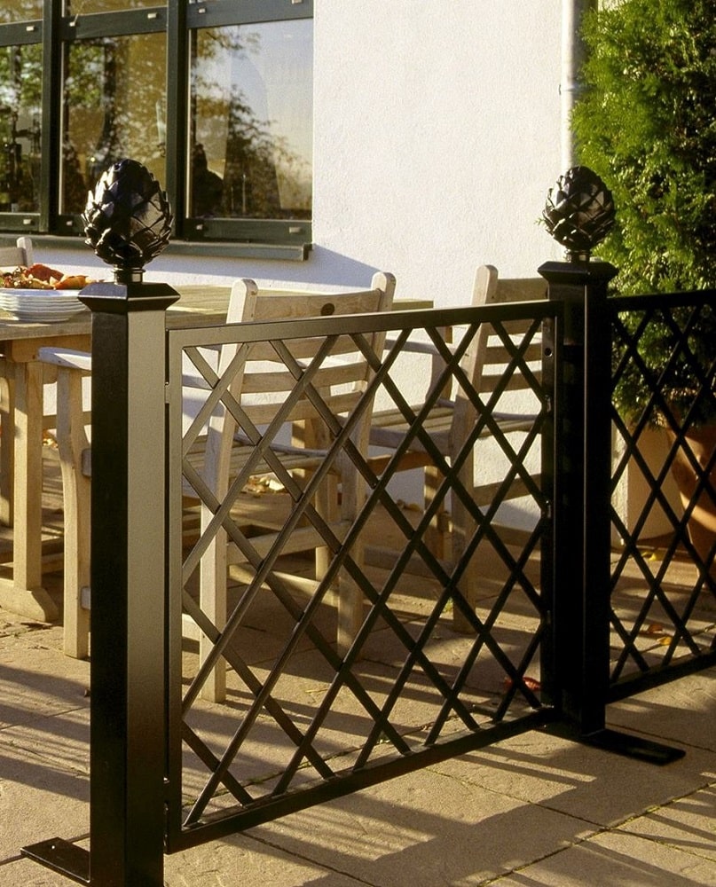 Trenngitter Restaurant von Classic Garden Elements Kunstschmiede Zaun für Terrasse mit Rautenmuster Hauptbild