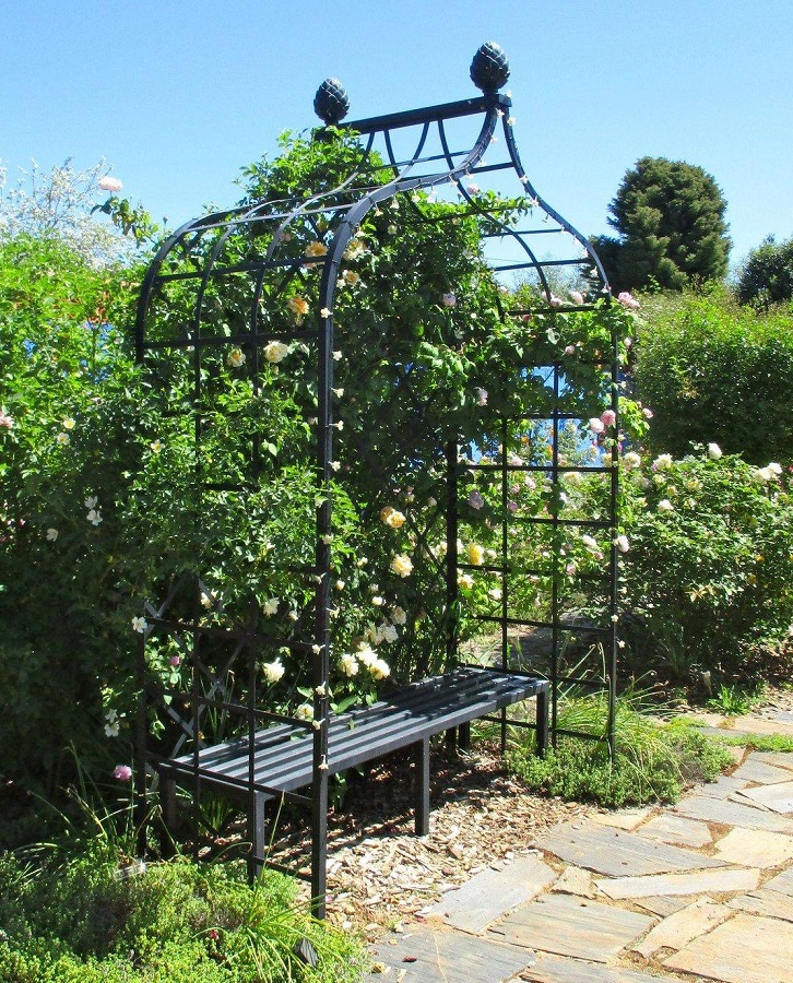 Viktorianische Rosenlaube von Classic Garden Elements im Privatgarten in Portugal