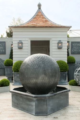 LEAF BALL Kugelbrunnen im achteckigen Wasserbecken