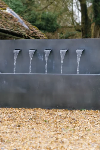 Kleiner Modernistischer Veneto Gartenbrunnen mit fünf Wasserspeiern