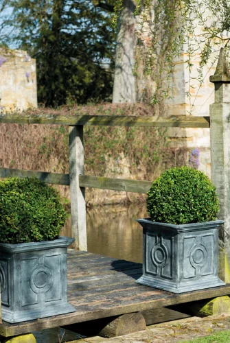 Zwei Mittlere Pflanzkübel Belgian Circle