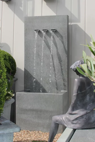 Modernistischer Veneto Gartenbrunnen mit drei Brunnenausläufen