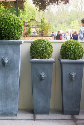 Hoher Pflanzkübel Lion Head