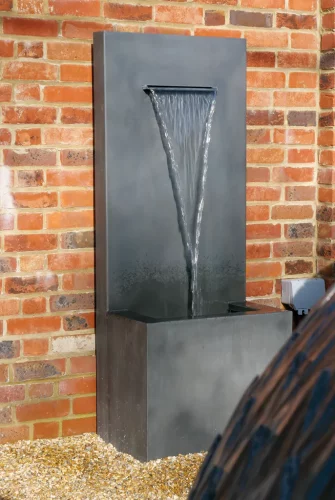 Arno Terrasenbrunnen mit kleinem Wasserfall