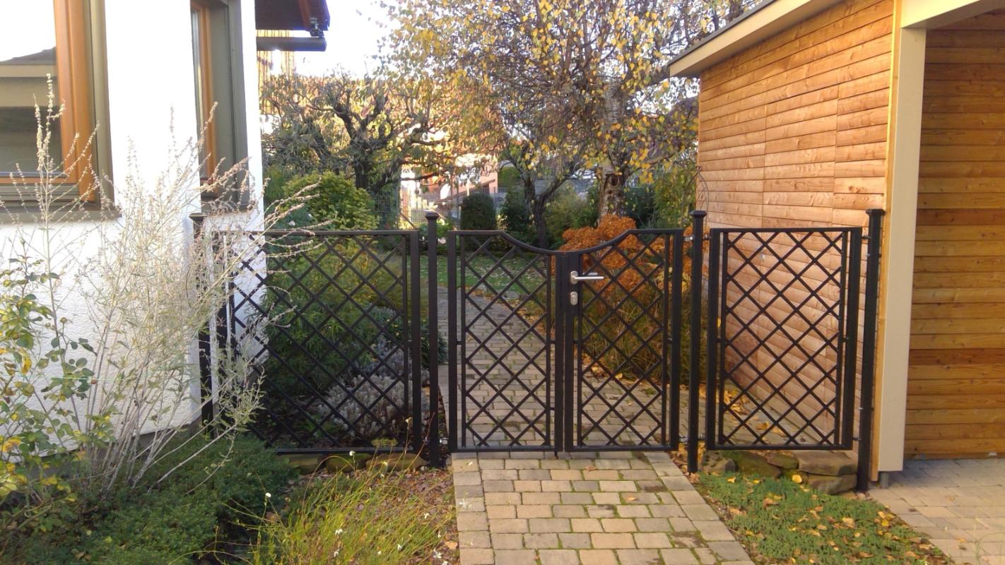 Portofino vaheseintest ja suletud aiaväravatest koosnev aiasüsteem Portofino vaheseintest ja suletud aiaväravatest koosnev aiasüsteem