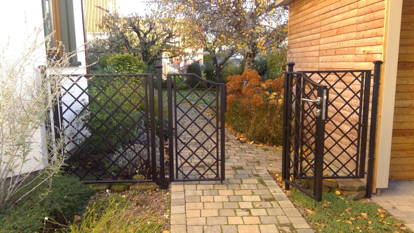 Portofino eralduspaneelidest ja avatud aiaväravatest koosnev aiasüsteem Portofino eralduspaneelidest ja avatud aiaväravatest koosnev aiasüsteem