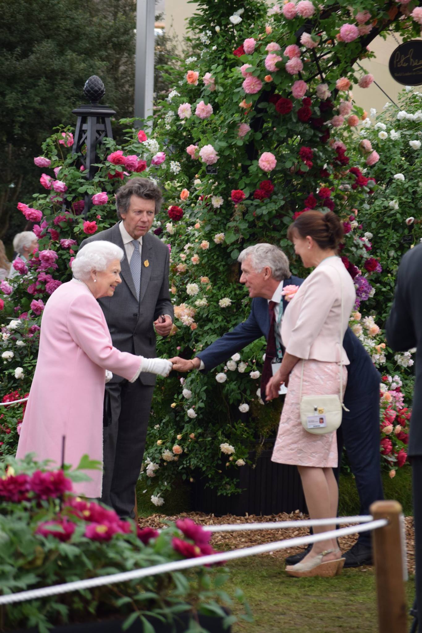 Elizabeth II. auf der Chelsea Flower Show-2018 mit Rosenpyramide Malmaison