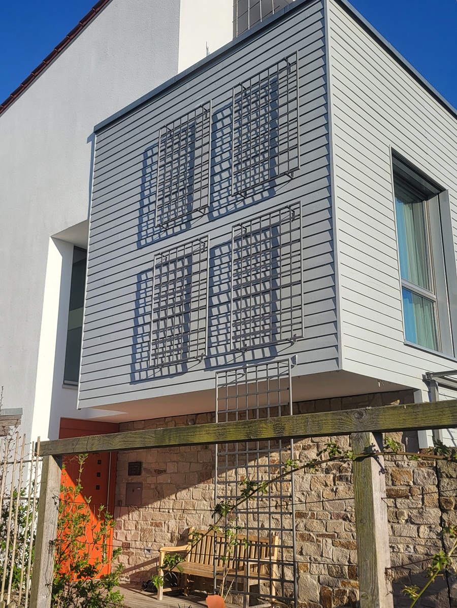 Kombination von Grossen Rankgitter Bauhaus an der Hauswand für die Clematis montana Kombination von Grossen Rankgitter Bauhaus an der Hauswand für die Clematis montana
