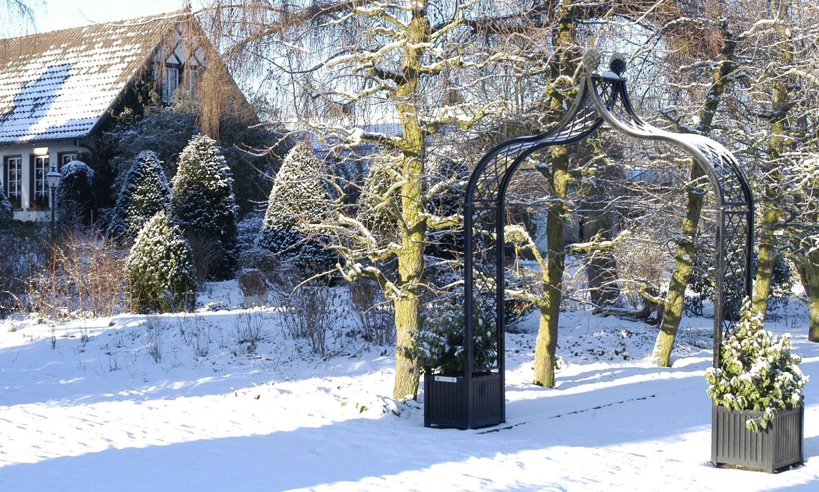Winter im Kreislehrgarten Steinfurt mit Rosenbogen Brighton und Versailler Kübeln von Classic Garden Elements