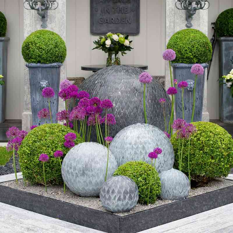 Kugeln Metall mit Blumen Garten