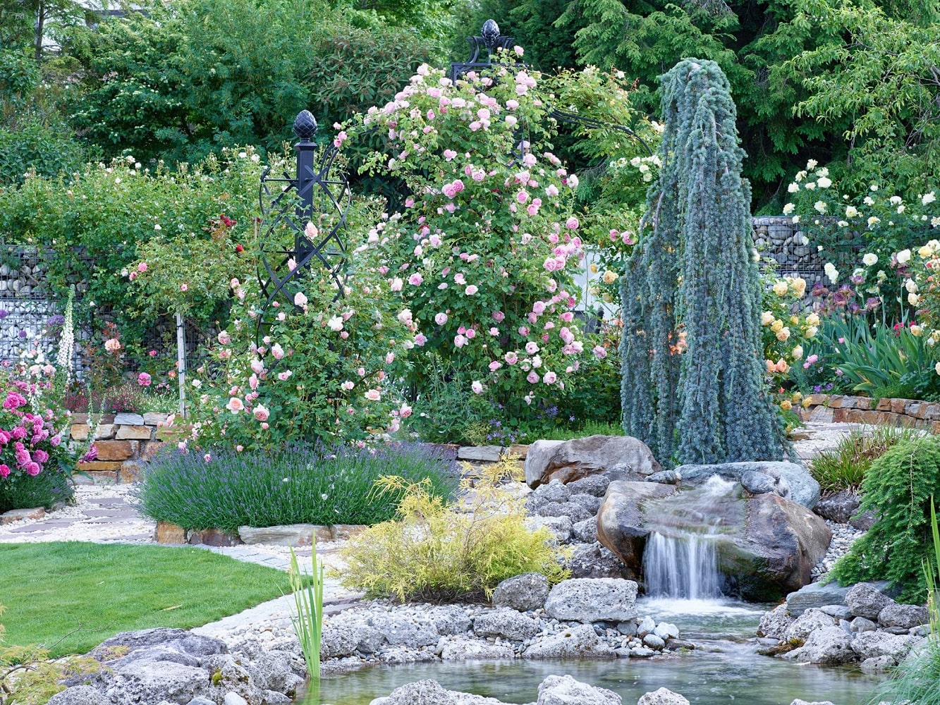Rosengarten mit Englischen Rosen in österreichischen Liezen mit Metall-Pavillon 'Kiftsgate' und Rosensäule 'Charleston' von Classic Garden Elements
