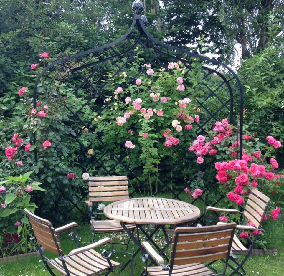 Rosenlaube 'Viktoria' von Classic Garden Elements mit Teakholz-Möbeln von Garpa