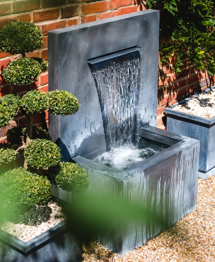 Arno purskkaev filmist "A Place In The Garden" pritsib kitsekivist müürilt sisehoovis. Arno purskkaev filmist "A Place In The Garden" pritsib kitsekivist müürilt sisehoovis.