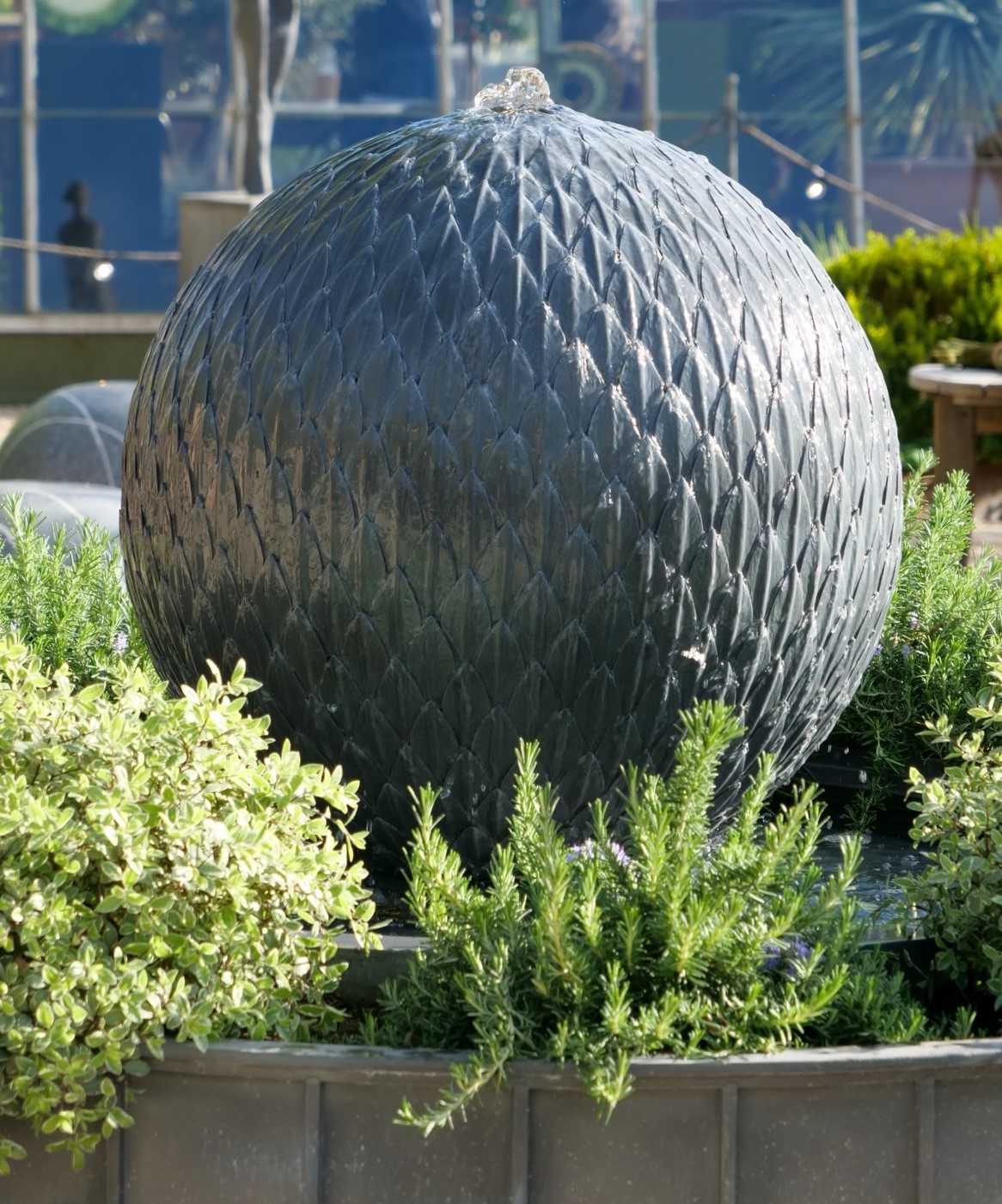 Kugelbrunnen Detail mit Bepflanzung Kugelbrunnen Detail mit Bepflanzung