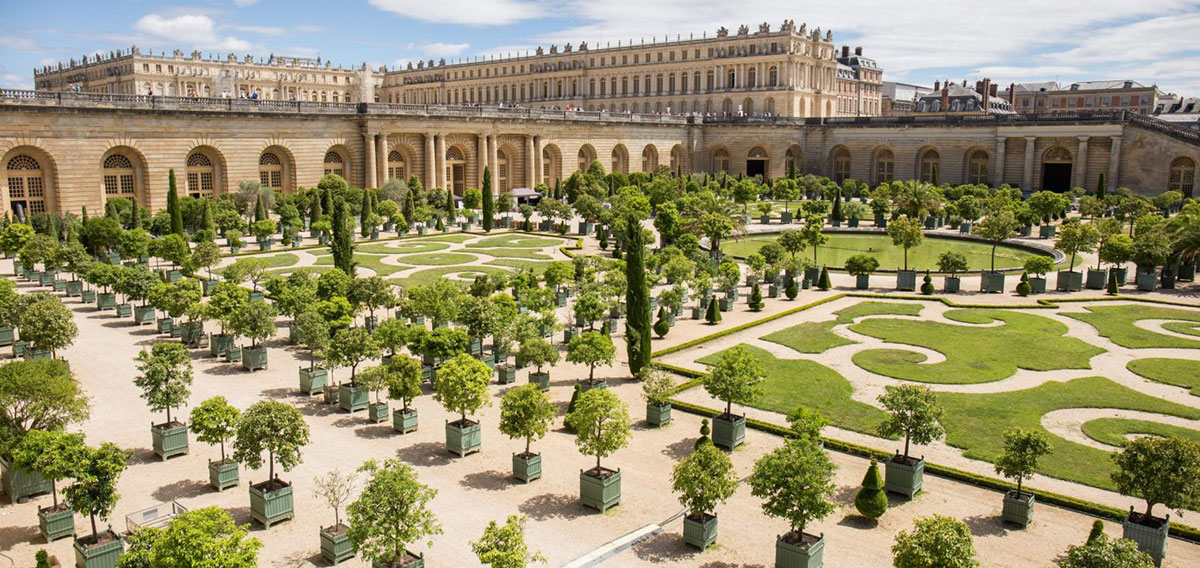 Blick auf die Orangerie Gebäude von Versailles mit hunderten von Versailler Pflanzkübeln