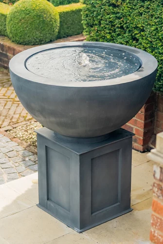Luna Wasserspiel Brunnen, Elegantes Design auf Podest, ideal für Terrassen und Eingangsbereiche