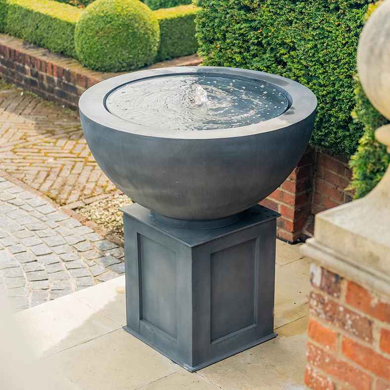 Luna Wasserspiel Brunnen, Elegantes Design auf Podest, ideal für Terrassen und Eingangsbereiche Luna Wasserspiel Brunnen, Elegantes Design auf Podest, ideal für Terrassen und Eingangsbereiche