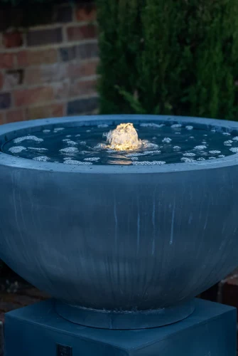 Luna Wasserspiel Brunnen – Zeitloses Garten-Highlight für entspannte Outdoor-Oasen