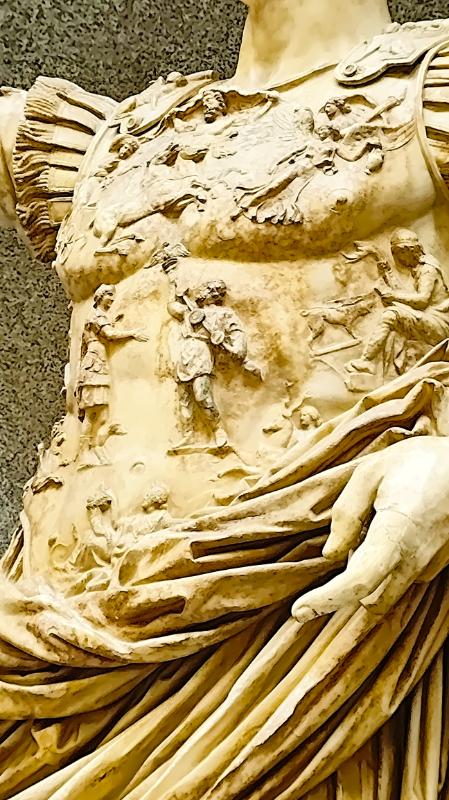 Augustus Primaporta – Parthia sõjakäiku ja jumalikke kaitsekujusid kujutava soomuse detailvaade © Classic-Garden-Elements Augustus Primaporta – Parthia sõjakäiku ja jumalikke kaitsekujusid kujutava soomuse detailvaade © Classic-Garden-Elements