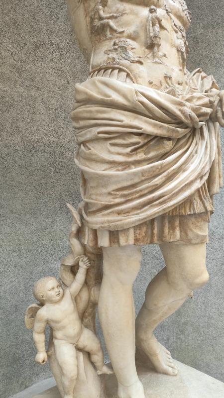 Augustus Primaporta – Amori ja delfiinide väikesed skulptuurid jalamil lõpevad kui jumaliku päritolu sümbolid © Classic-Garden-Elements Augustus Primaporta – Amori ja delfiinide väikesed skulptuurid jalamil lõpevad kui jumaliku päritolu sümbolid © Classic-Garden-Elements