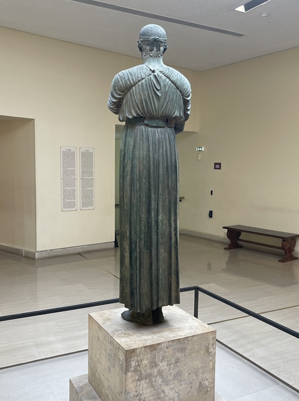 Bronzestatue Wagenlenker von Delphi von hinten gesehen im Museum Bronzestatue Wagenlenker von Delphi von hinten gesehen im Museum