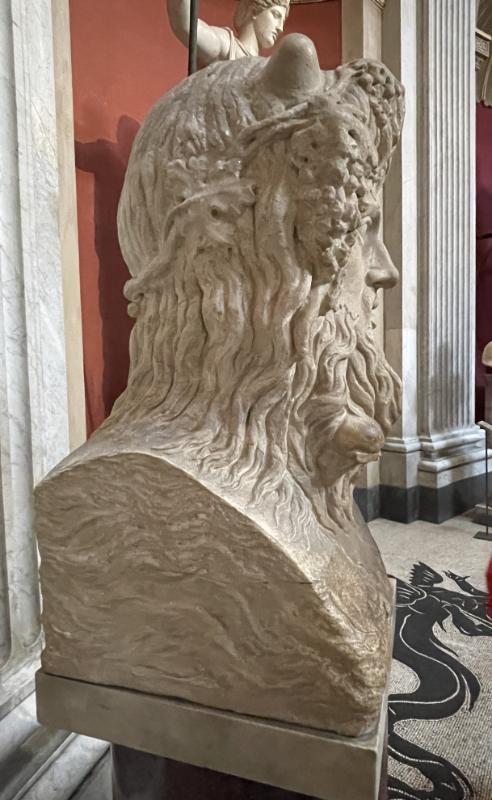 Tundmatu merejumala büst – Lainelise juuksestruktuuriga ilmekas tagantvaade © Classic-Garden-Elements