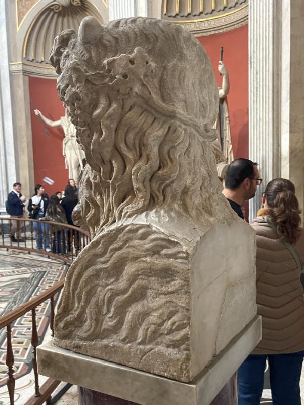 Tundmatu merejumala büst – detail juuste lokkidest ja sarvedega kroonist © Classic-Garden-Elements