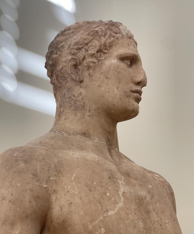 Agiase Delfi kuju – täisfiguuri eestvaade klassikalises kontrapposto poosis