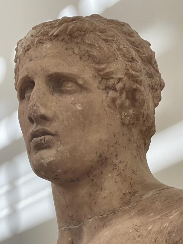 Agiase Delfi kuju – lähivõte peast idealiseeritud füsiognoomia ja lühikeste lokkis juustega