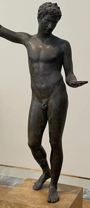 Maratoni noored – kogu figuur eestvaates veidi kontraposto asendis Maratoni noored – kogu figuur eestvaates veidi kontraposto asendis