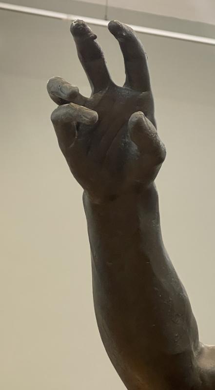 Jüngling von Marathon – Detail der erhobenen rechten Hand mit anatomisch ausgearbeiteten articulationes digitorum Jüngling von Marathon – Detail der erhobenen rechten Hand mit anatomisch ausgearbeiteten articulationes digitorum