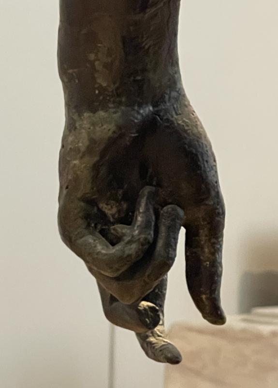 Jüngling von Marathon – Detail der herabhängenden linken Hand mit natürlicher Fingerhaltung und feiner Oberflächenmodellierung Jüngling von Marathon – Detail der herabhängenden linken Hand mit natürlicher Fingerhaltung und feiner Oberflächenmodellierung