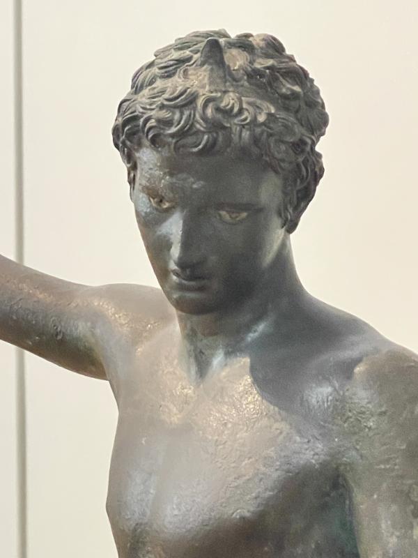 Jüngling von Marathon – Detail des Kopfes mit sorgfältig modellierter Haarplastik und introspektivem Ausdruck Jüngling von Marathon – Detail des Kopfes mit sorgfältig modellierter Haarplastik und introspektivem Ausdruck