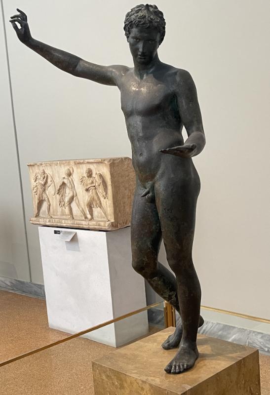 Jüngling von Marathon – Ganzfigur in dynamischer Diagonalkomposition mit betont plastischer Körpermodellierung Jüngling von Marathon – Ganzfigur in dynamischer Diagonalkomposition mit betont plastischer Körpermodellierung