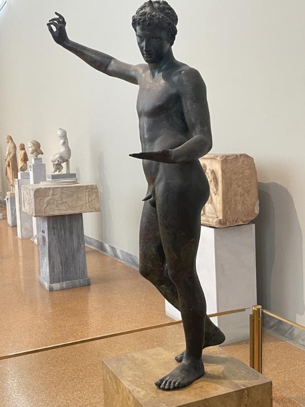 Jüngling von Marathon – Schrägansicht der Statue mit Darstellung des balancierenden Standbeins und der ruhenden Armhaltung Jüngling von Marathon – Schrägansicht der Statue mit Darstellung des balancierenden Standbeins und der ruhenden Armhaltung