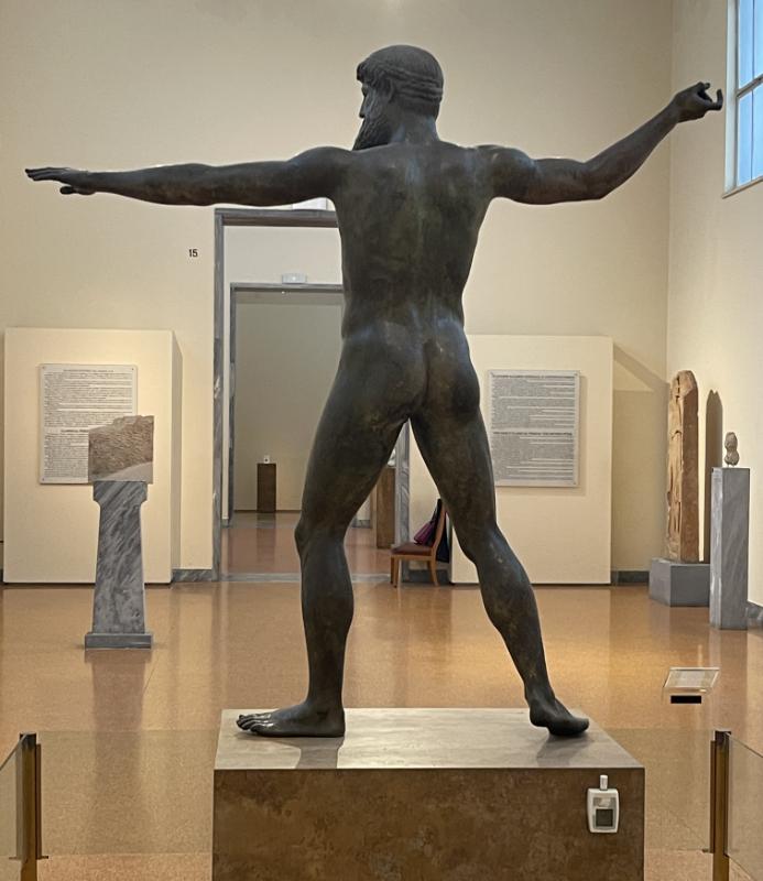 Poseidon Artemisioni neemelt – täispikk kuju tagantvaade kontraposto asendis Poseidon Artemisioni neemelt – täispikk kuju tagantvaade kontraposto asendis