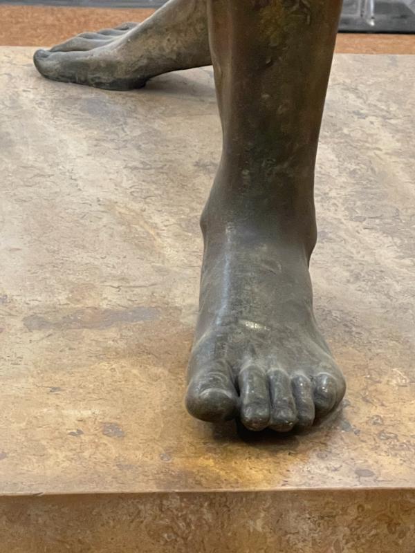 Poseidon Artemisioni neemelt – jalgade eestvaade selgelt eristuva tugi- ja vabajalaga kontrapposto asendis Poseidon Artemisioni neemelt – jalgade eestvaade selgelt eristuva tugi- ja vabajalaga kontrapposto asendis